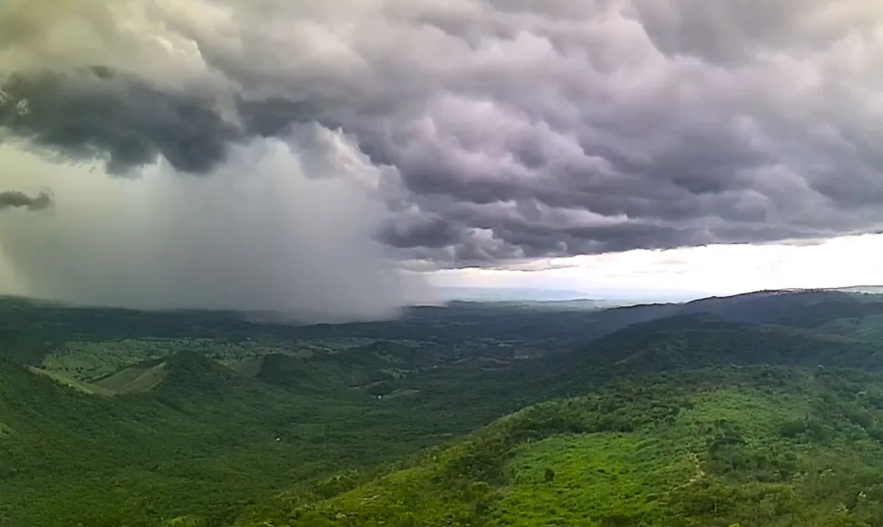 A imagem mostra o avanço de chuva intensa em uma cidade do nordeste